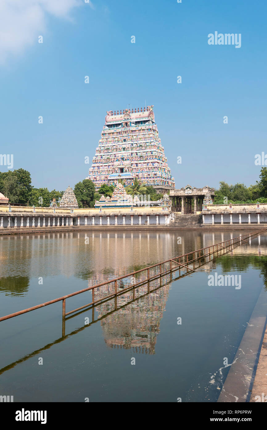 Vue de côté du nord de l'étang et gopuram Thillai Nataraja temple sur une journée ensoleillée avec ciel bleu. Banque D'Images