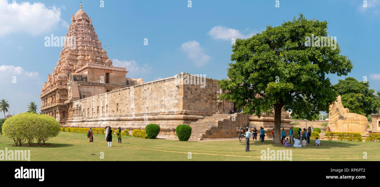 Photo 2 une croix vue panoramique sur le Temple de Brihadisvara à Gangaikonda Cholapuram de touristes en voyage d'une journée ensoleillée avec ciel bleu. Banque D'Images