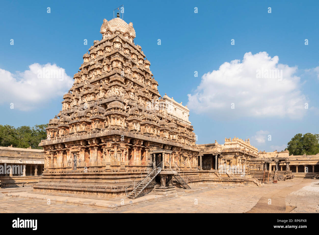 Un grand angle de vue sur le Temple d'Airavatesvara lors d'une journée ensoleillée avec ciel bleu. Banque D'Images