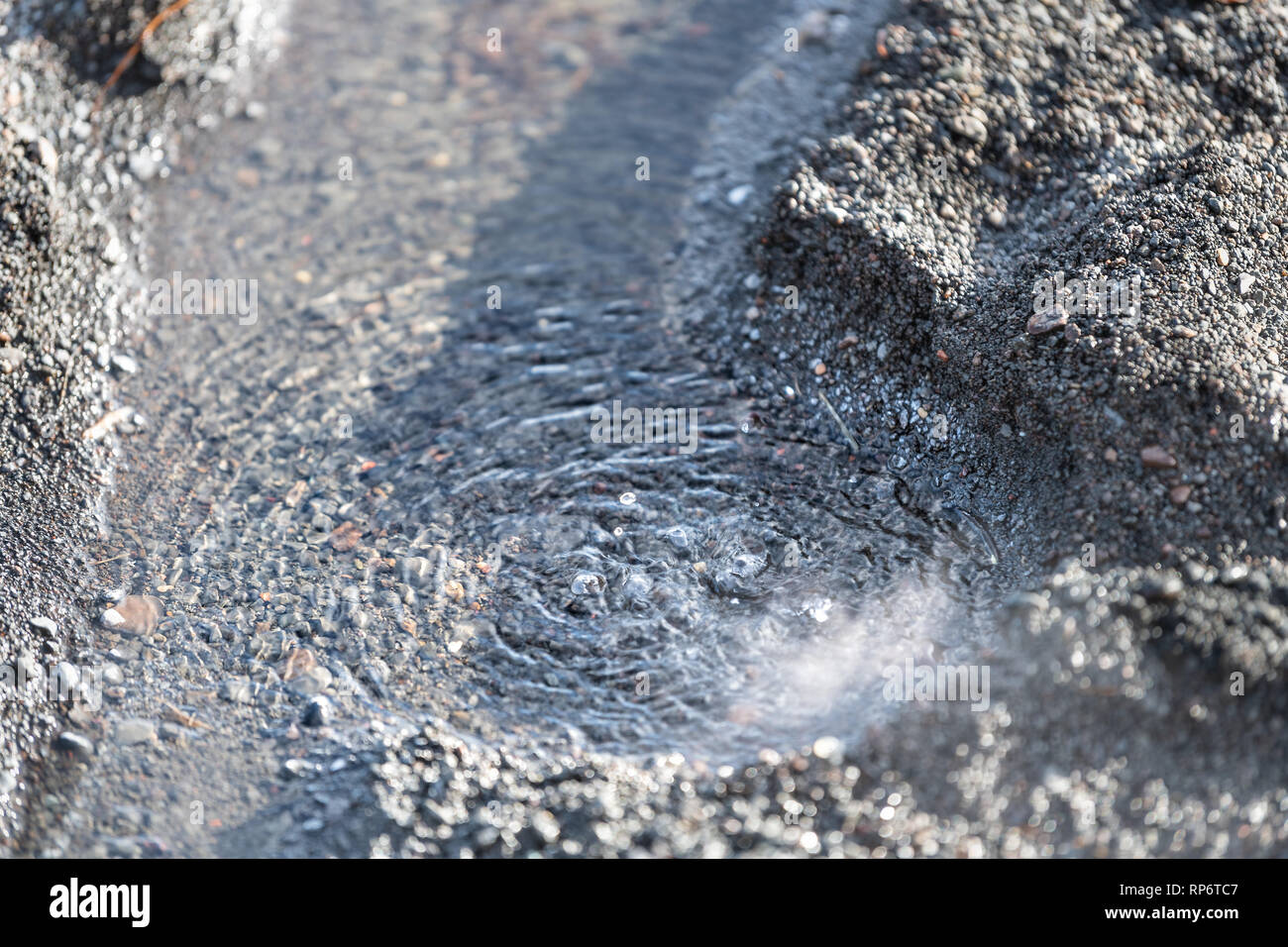 Lac Laugarvatn dans le sud de l'Islande sur le cercle d'or de l'eau bouillante avec gros plan rive Hot Springs sur zone géothermique journée ensoleillée et surface bouillonnante par ro Banque D'Images