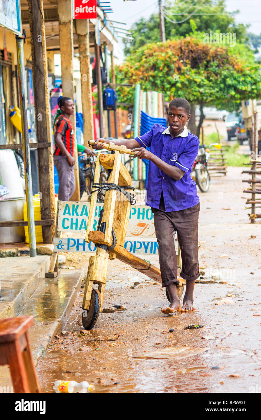 Adolescent avec handmade, location dans l'Ouganda. Banque D'Images