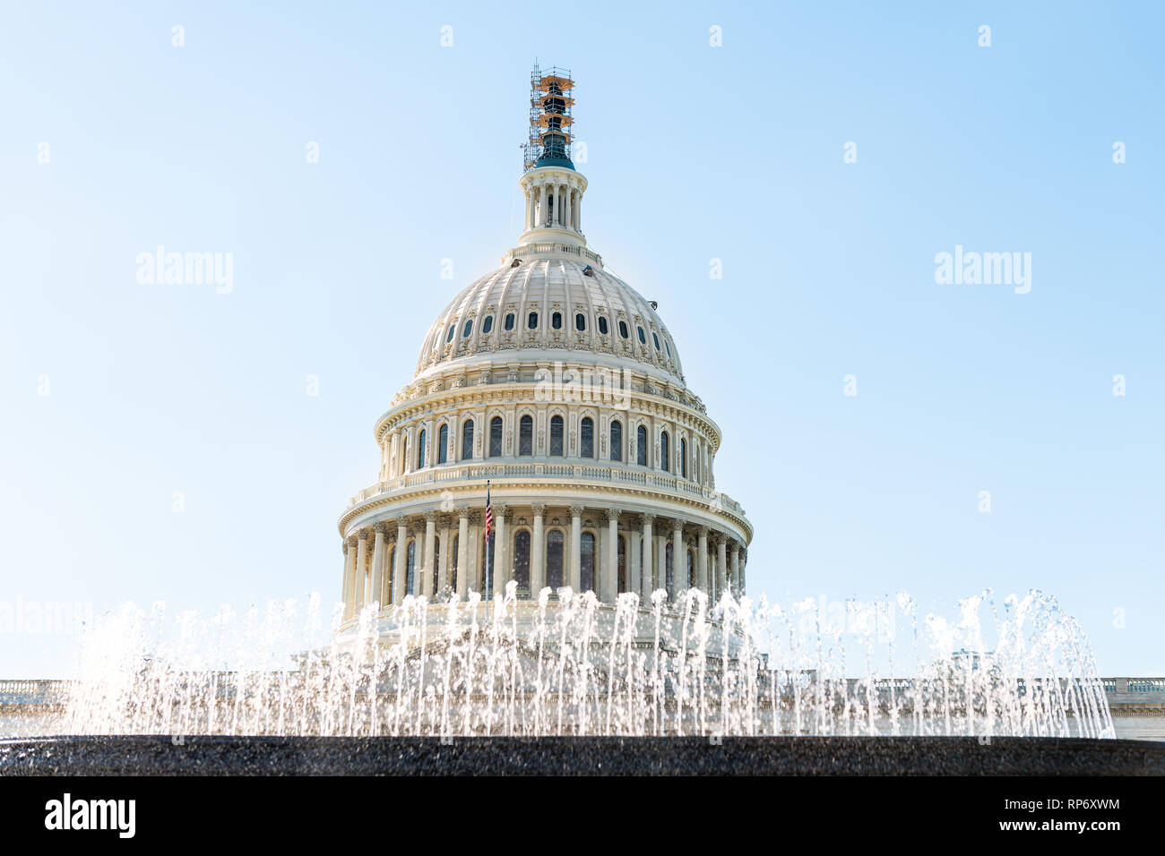 Congrès des États-Unis vue sur le dôme libre avec de l'eau éclaboussant fontaine et de brandir le drapeau américain à Washington DC, USA Capital sur la colline du Capitole avec colonnes pilier Banque D'Images