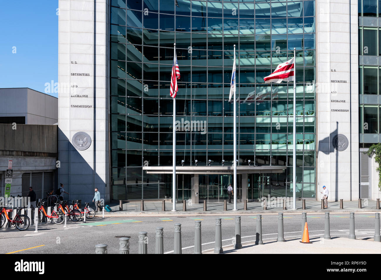 Washington DC, USA - 12 octobre 2018 : US United States Securities and Exchange Commission SEC par l'architecture de la rue vide immeuble moderne avec la route Banque D'Images