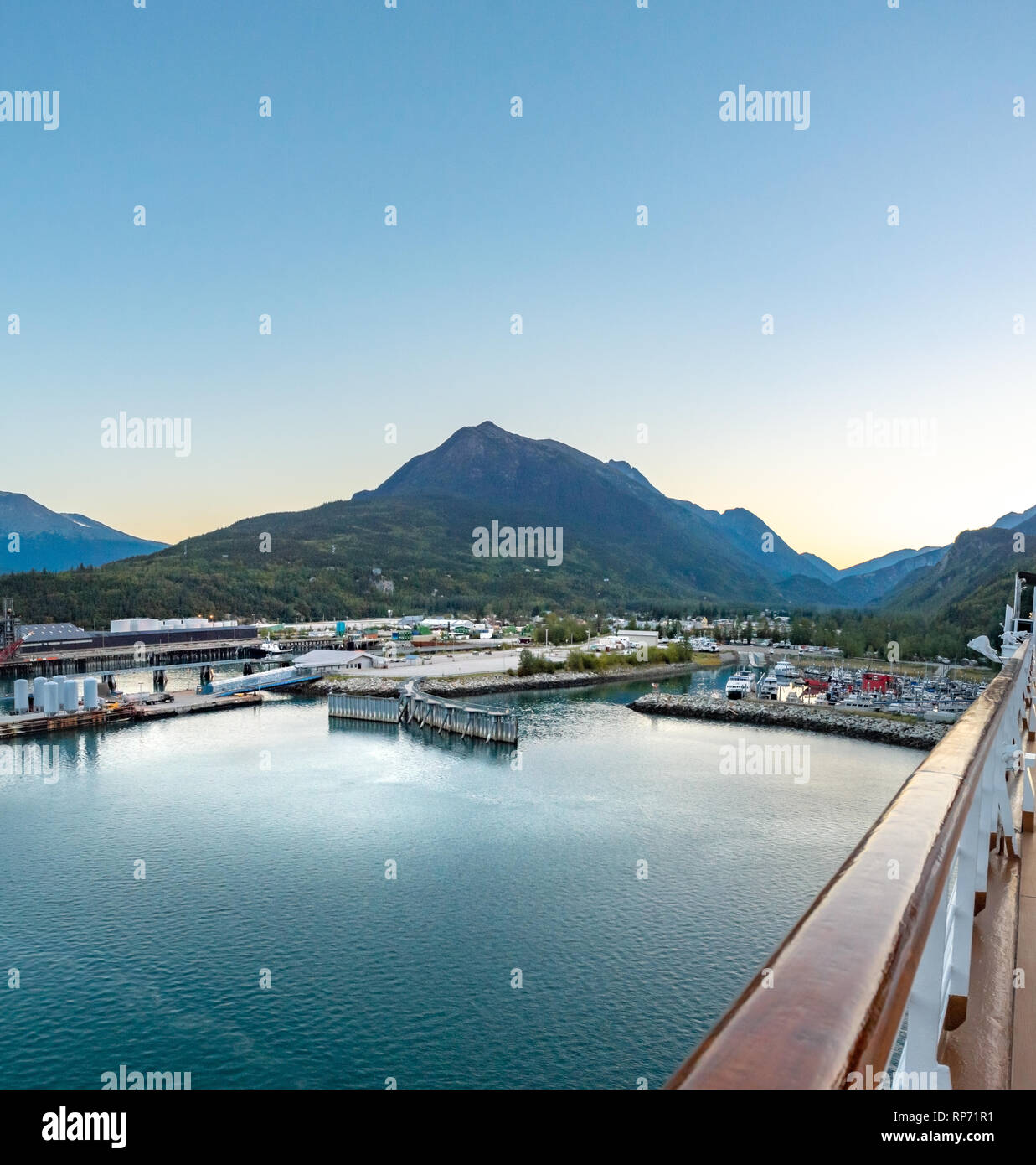 15 septembre 2018 - Skagway AK : Petit bateau quais portuaires et industriels au lever du soleil, à au nord-ouest du terminal de croisière dans le port. Banque D'Images