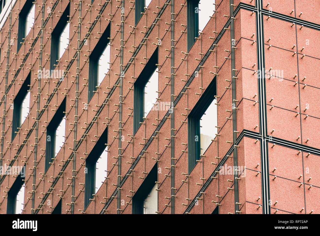 Détails architecturaux. Près de la façade de l'immeuble du centre japonais de Francfort, en Allemagne. Banque D'Images