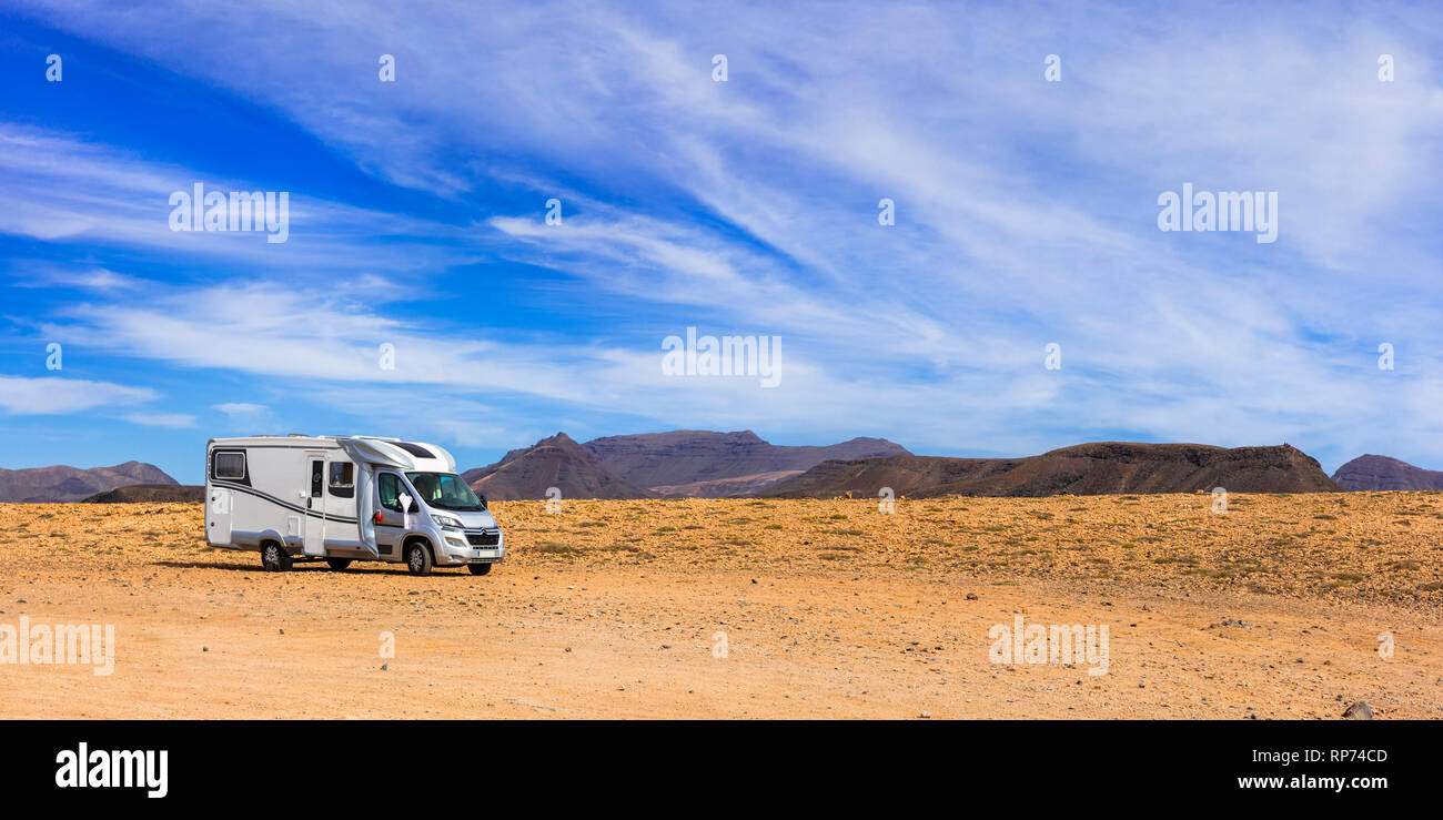 Voyager avec le camping-car dans l'île de Fuerteventura. Banque D'Images