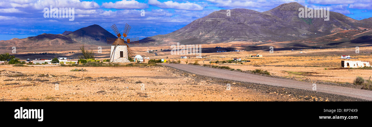 Fuerteventura voyages - paysages pittoresques de l'île volcanique, voir avec moulin à vent traditionnel. Îles Canaries Banque D'Images