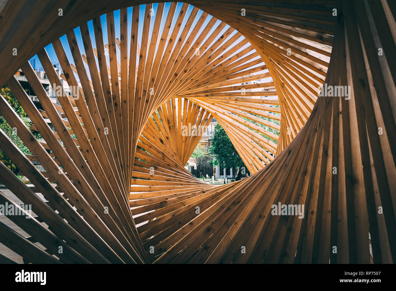 Structure en bois en forme de tunnel de triangle. Moderne. Personne n. Regarder à travers un long tunnel design. La perspective. Banque D'Images Structure en bois en forme de tunnel de triangle. Moderne. Personne n. Regarder à travers un long tunnel design. La perspective. Banque D'Images