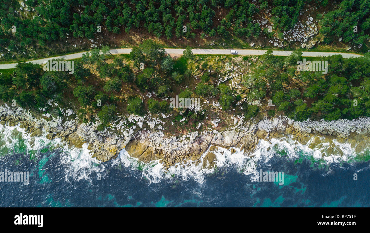 Vue aérienne de drone sur la route côtière de la mer de Galice, Espagne. Banque D'Images