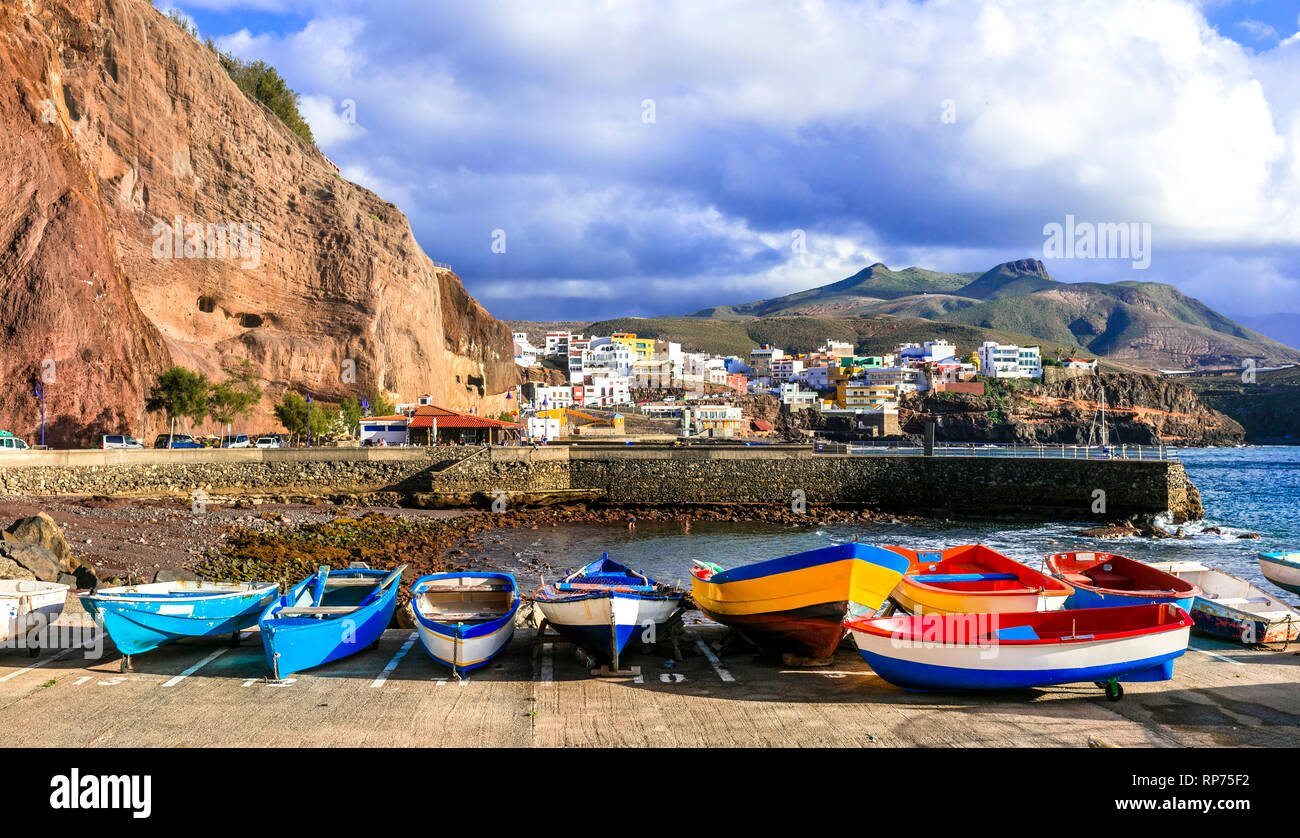 Puerto de Sardina,impressionnant avec vue sur les bateaux de pêche mer et montagne,Gran Canaria, Espagne. Banque D'Images