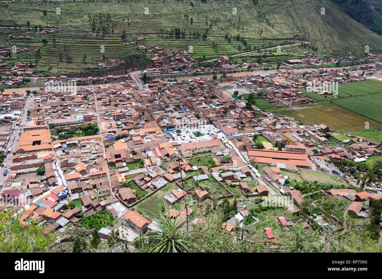 Vue depuis les ruines de Pisac vers la ville, la Vallée Sacrée des Incas Cusco Pérou. Banque D'Images