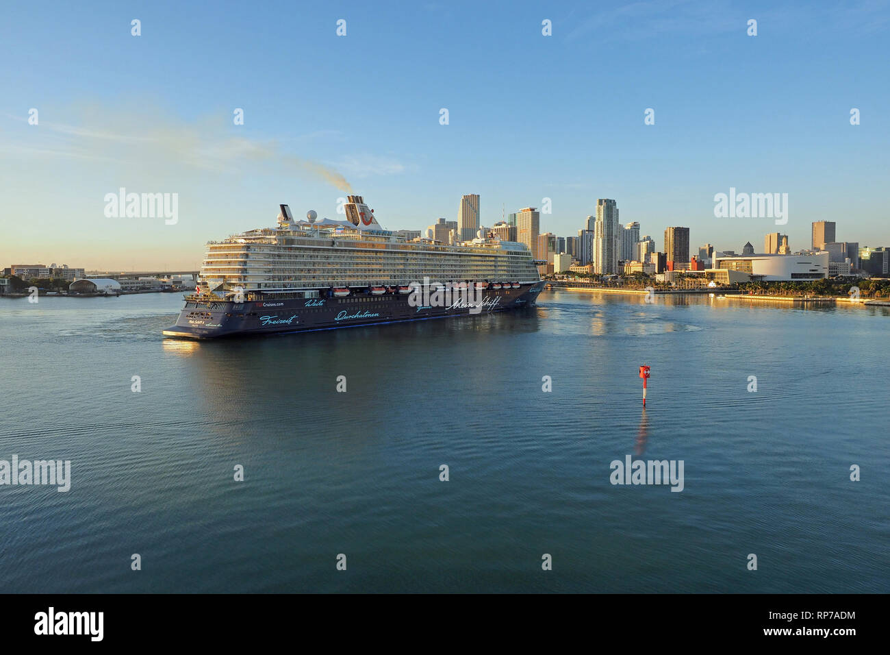 Miami, Floride 11-10-2018 bateau de croisière dans le Port de Miami au bassin de virage avec la ville de Miami dans l'arrière-plan sur une calme et clair matin d'automne. Banque D'Images