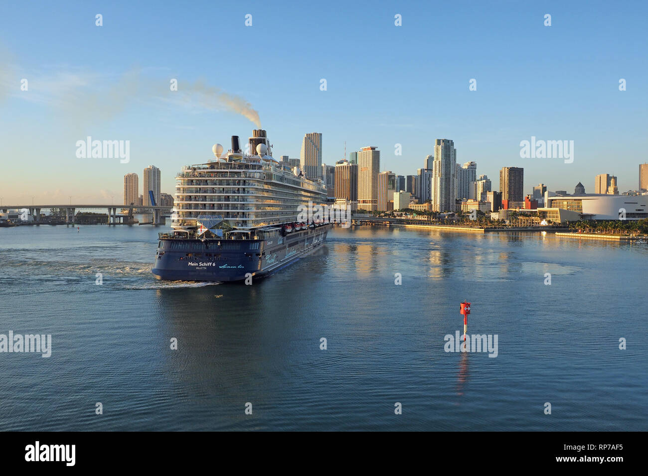 Miami, Floride 11-10-2018 bateau de croisière dans le Port de Miami au bassin de virage avec la ville de Miami dans l'arrière-plan sur une calme et clair matin d'automne. Banque D'Images