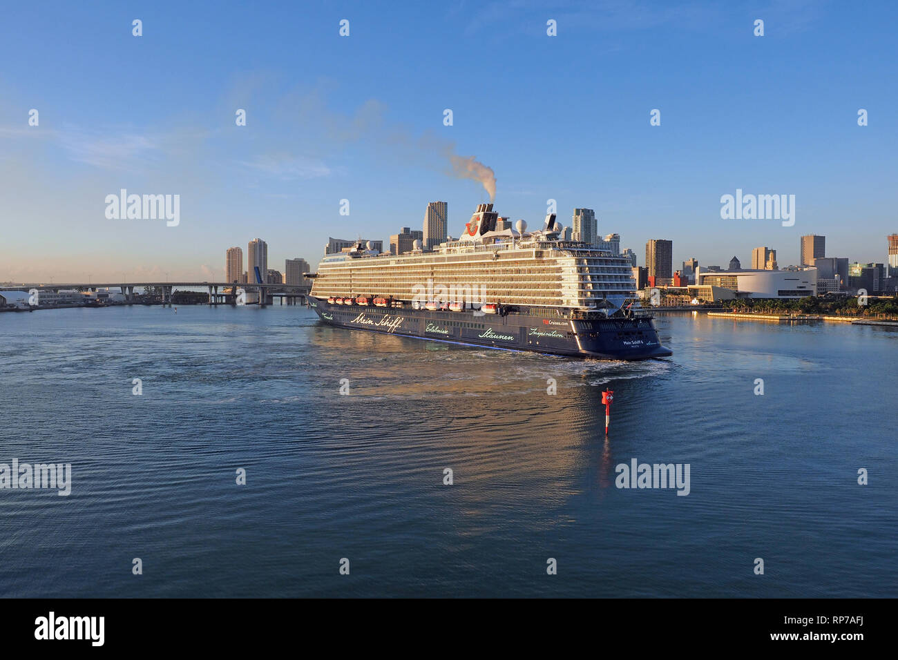 Miami, Floride 11-10-2018 bateau de croisière dans le Port de Miami au bassin de virage avec la ville de Miami dans l'arrière-plan sur une calme et clair matin d'automne. Banque D'Images