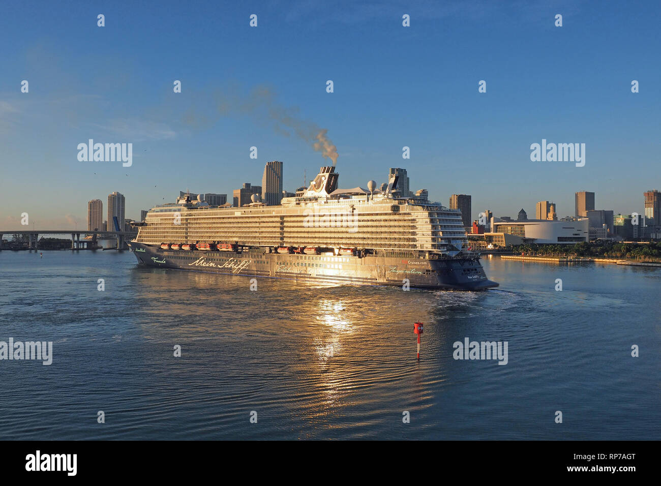 Miami, Floride 11-10-2018 bateau de croisière dans le Port de Miami au bassin de virage avec la ville de Miami dans l'arrière-plan sur une calme et clair matin d'automne. Banque D'Images