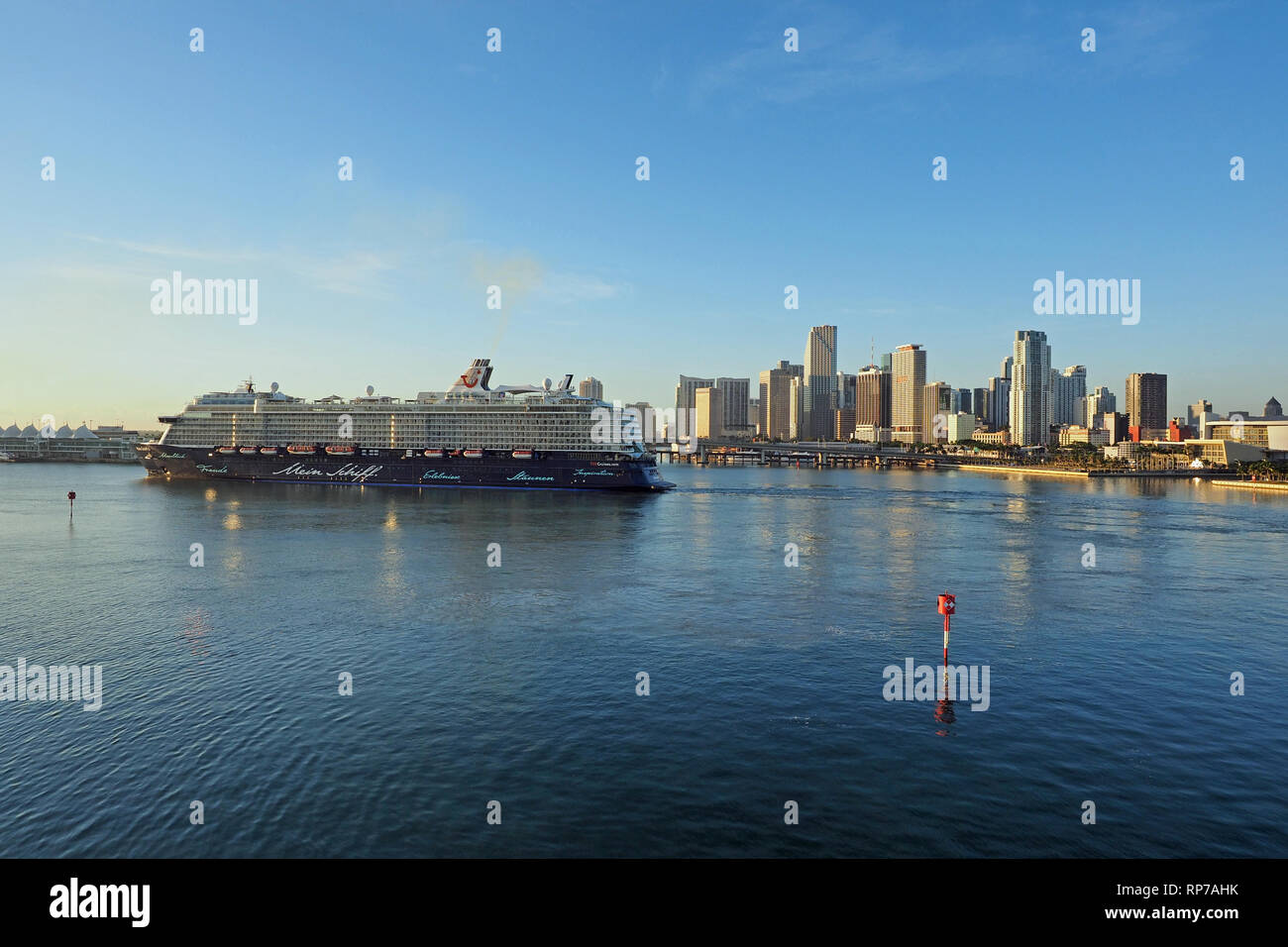 Miami, Floride 11-10-2018 bateau de croisière dans le Port de Miami au bassin de virage avec la ville de Miami dans l'arrière-plan sur une calme et clair matin d'automne. Banque D'Images