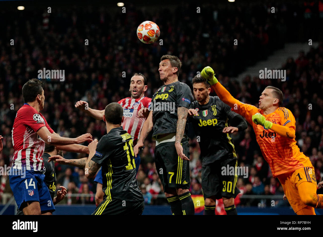 L'Atletico de Madrid Diego Godin et Mario Mandzukic Juventus' et Wojciech Szczesny vu en action au cours de l'UEFA Champions League, ronde de 16, 1ère manche entre l'Atletico de Madrid et à la Juventus Stadium Wanda Metropolitano de Madrid, Espagne. Banque D'Images