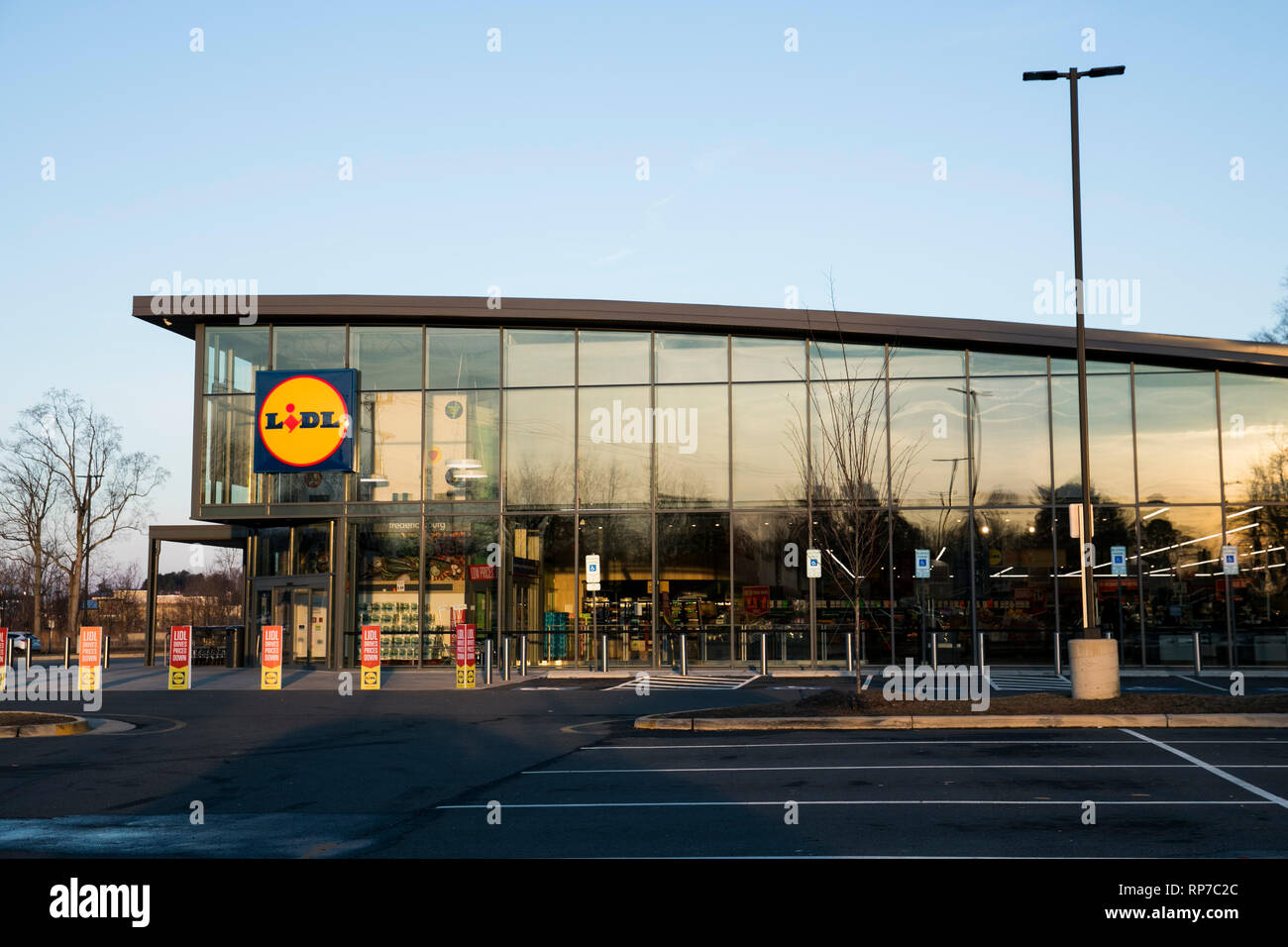Un logo affiche à l'extérieur d'une épicerie discount Lidl à Fredericksburg, en Virginie, le 19 février 2019. Banque D'Images