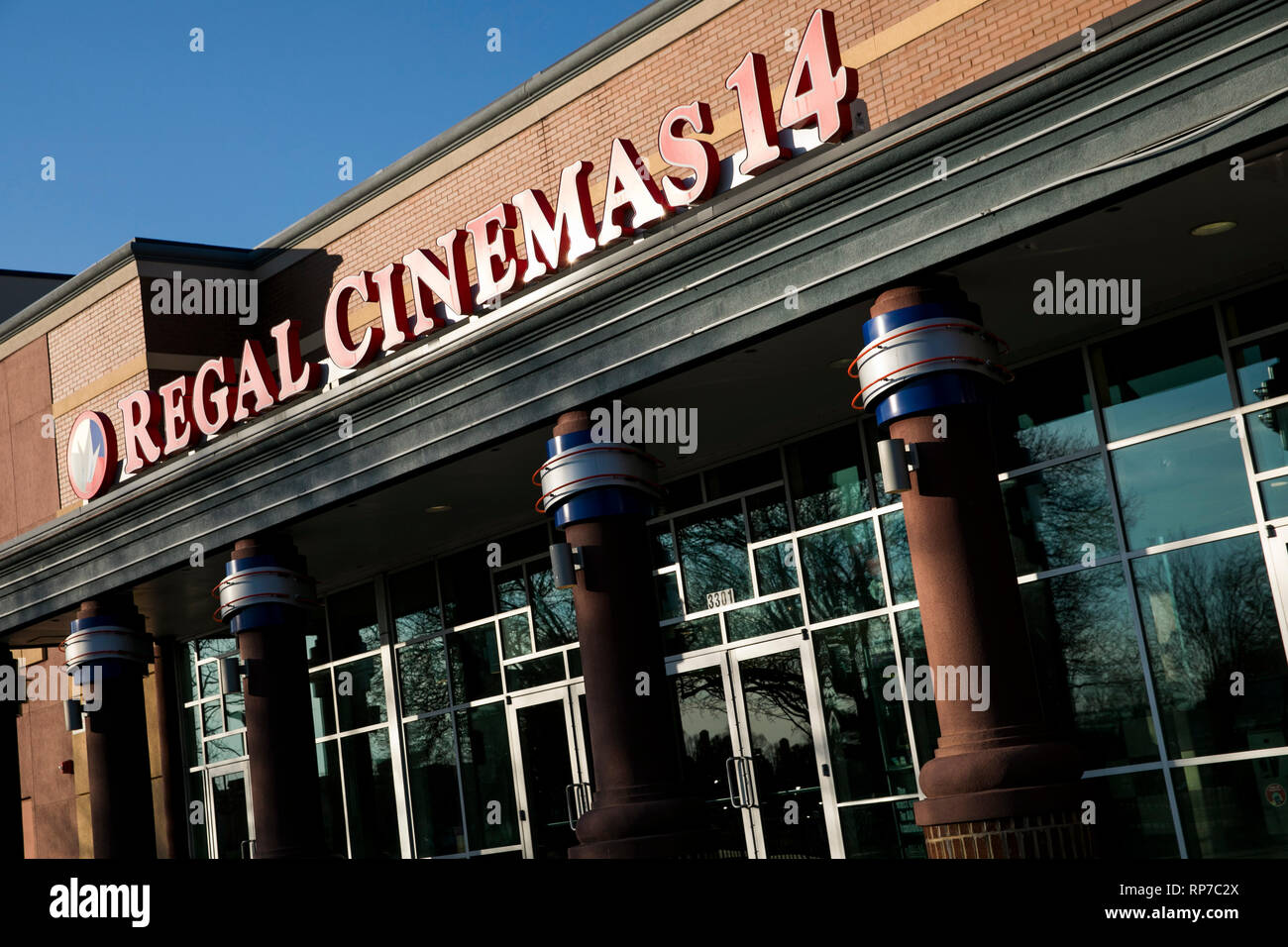 Un logo affiche à l'extérieur d'un lieu de cinéma Regal Cinemas à Fredericksburg, en Virginie, le 19 février 2019. Banque D'Images