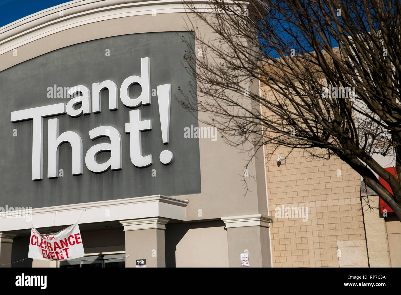 Un logo d'une enseigne à l'extérieur et que ! Emplacement du magasin de détail à Fredericksburg, en Virginie, le 19 février 2019. Banque D'Images