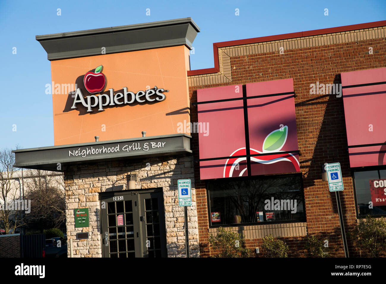 Un logo affiche à l'extérieur d'un Applebee's restaurant lieu de Fredericksburg, en Virginie, le 19 février 2019. Banque D'Images