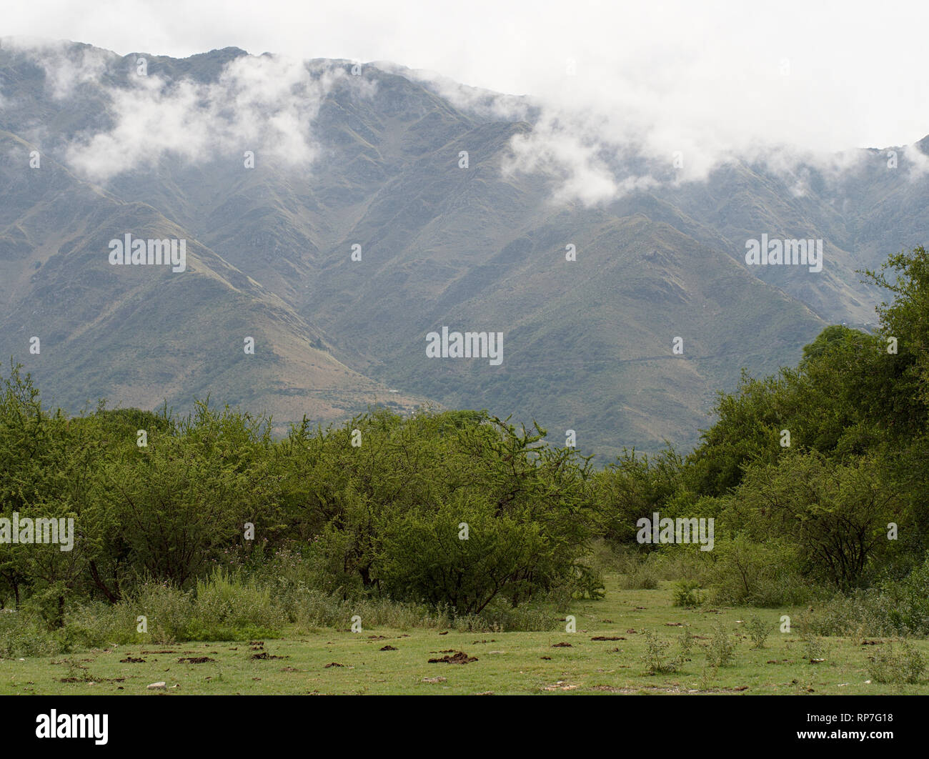 Vue de la montagnes Comechingones couvert de nuages à Villa de Merlo, San Luis, Argentine. Banque D'Images