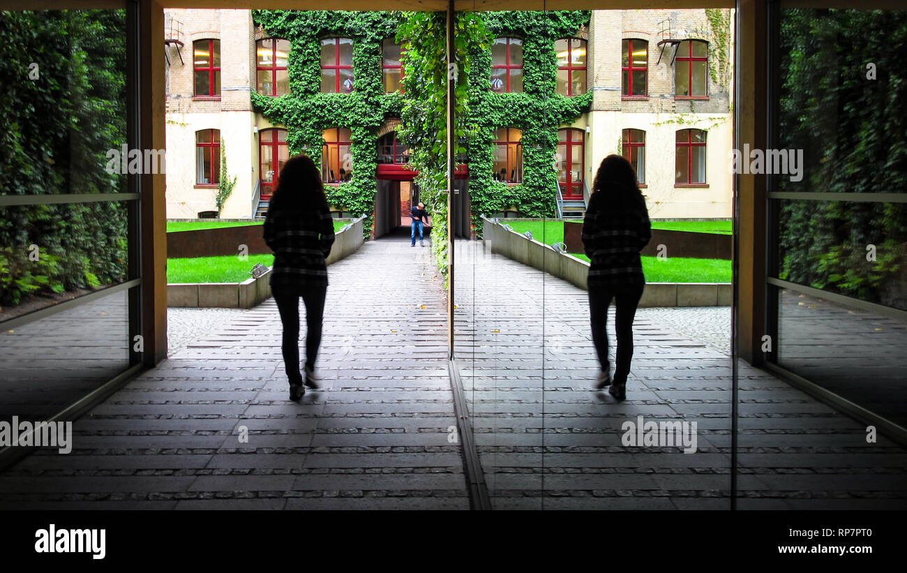 Miroir passage, quartier de Berlin, Allemagne Photo Stock - Alamy