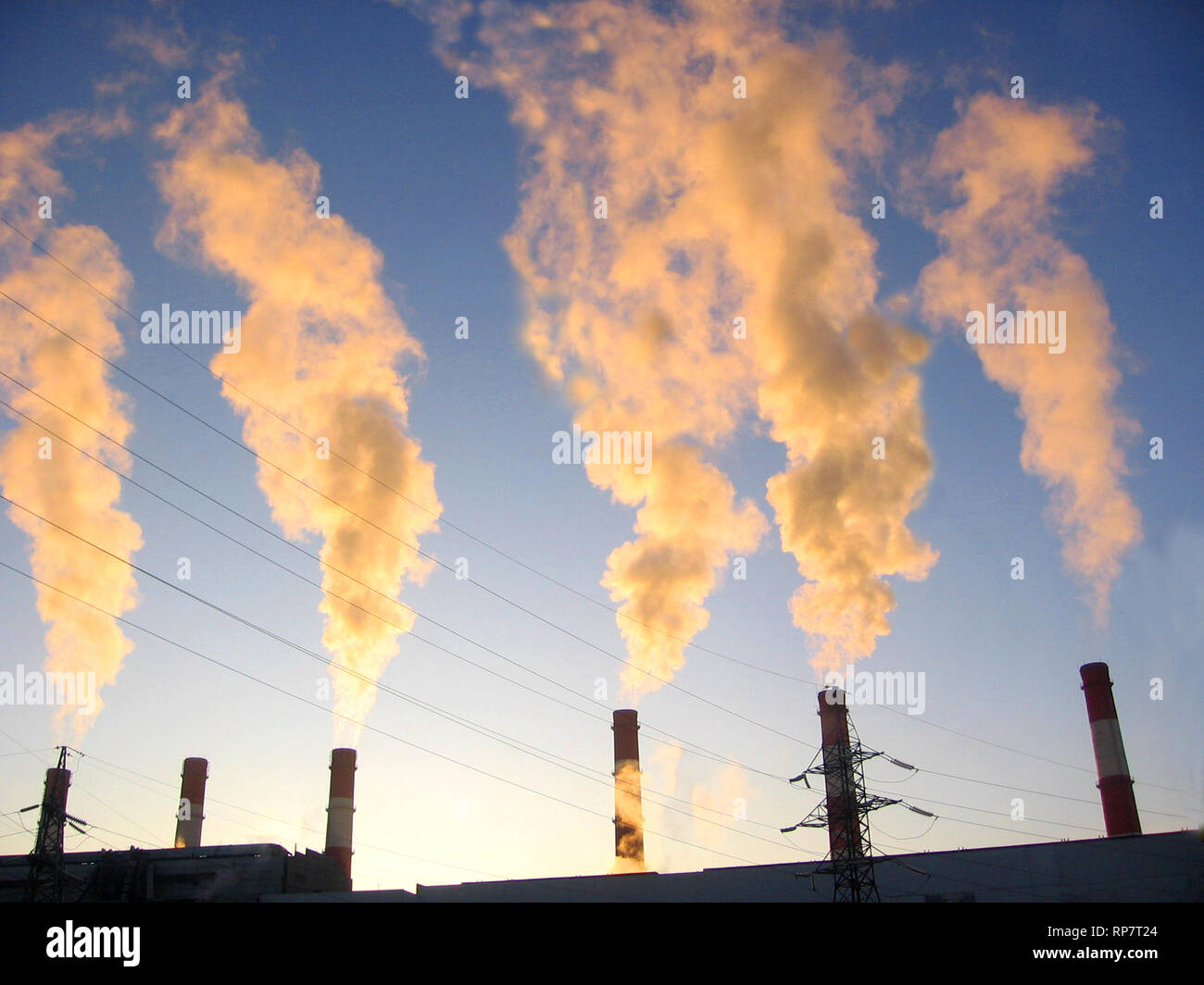 Les cheminées d'usine diffuser de la fumée sur la production d'énergie thermique Banque D'Images