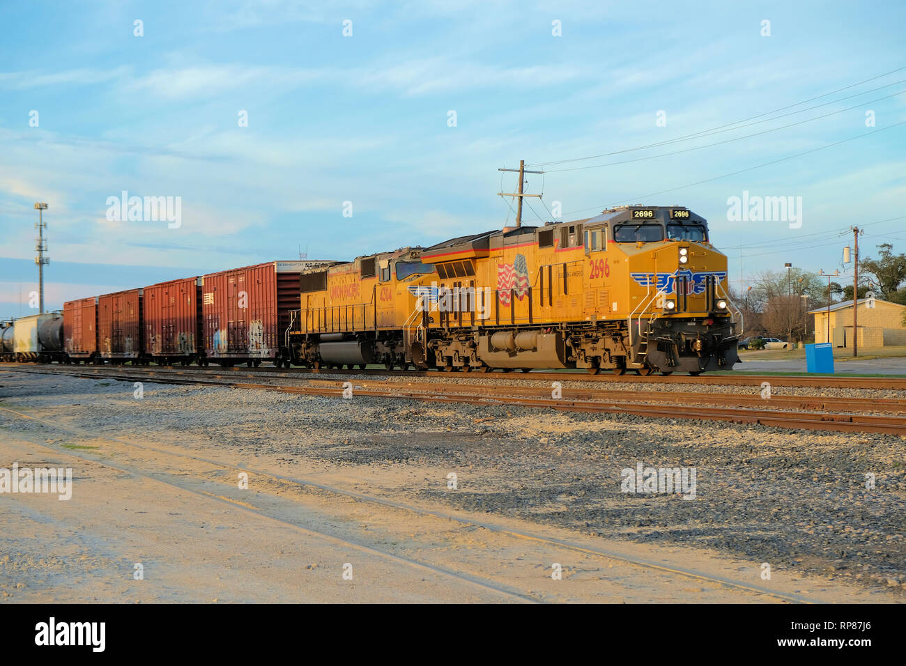 Union Pacific locomotive numéro moteur 2696 tirant les wagons grâce à Bryan, Texas, USA. Banque D'Images