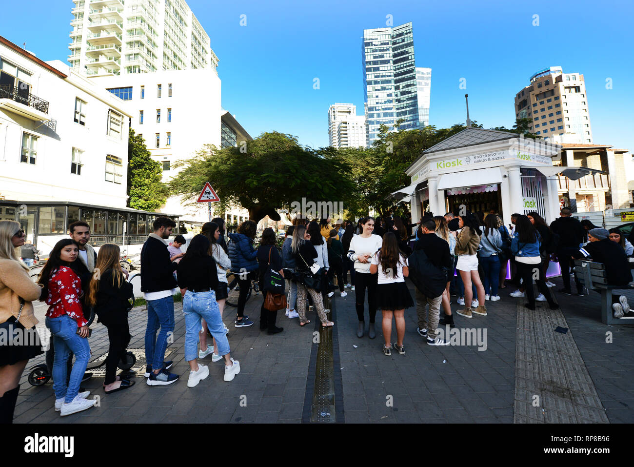 Le premier kiosque sur le trendyRothschild Boulevard à Tel Aviv Ville Blanche. Banque D'Images