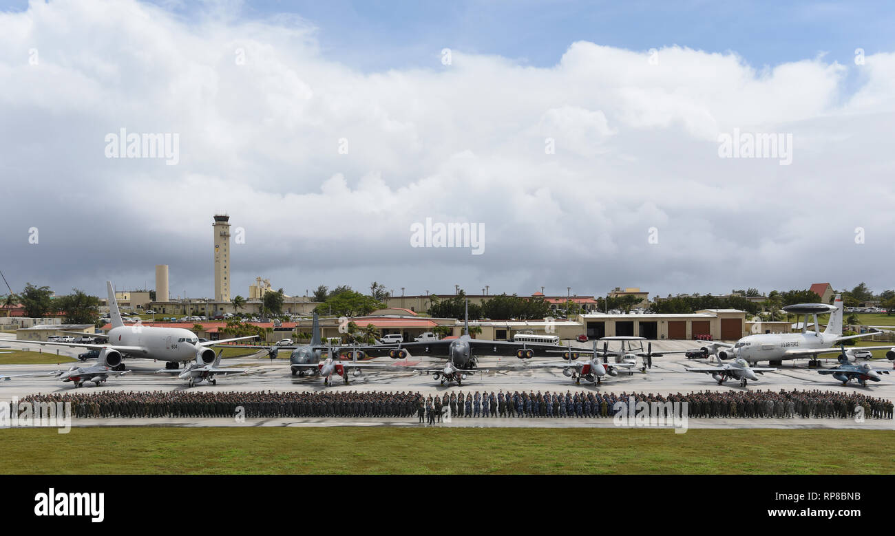 Les membres en service de l'United States, Royal Australian Air Force, et le Japan Air Self-Defense Force posent pour une photo de groupe 2019 Faire face au nord du 20 février 2019, date à Andersen Air Force Base, Guam. Le CN19 est un exercice visant à améliorer les opérations aériennes multilatérales entre les pays partenaires et inclura l'aide humanitaire et secours en cas de catastrophe ainsi que des opérations de transport aérien et de l'emploi d'une grande. Environ 2 000 aviateurs américains, marines, et les marins s'exercer aux côtés d'environ 800 membres de la RAAF et JASDF pendant l'exercice. (U.S. Air Force photo de Tech. Le Sgt. Jake Ba Banque D'Images