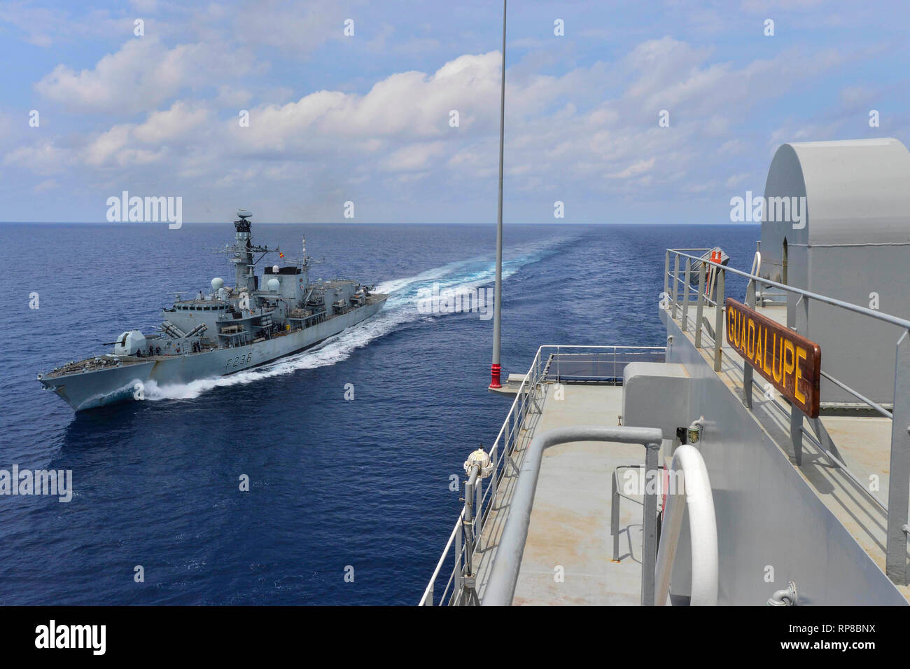 021819-N-NI298-029 GOLFE DE THAÏLANDE (fév. 18, 2019) Le Duc-classe frégate HMS Montrose (F 236) tire à côté la Henry J. Kaiser-reconstitution de la flotte classe oiler USNS Guadalupe (T-AO 200) au cours d'un ravitaillement en mer la perceuse. Guadalupe est en train de mener des opérations, fournir un soutien logistique aux forces alliées et de l'US Navy opérant dans la 7e Flotte des États-Unis zone de responsabilité. (U.S. Photo par marine Spécialiste de la communication de masse 2e classe Tristin Barth) Banque D'Images