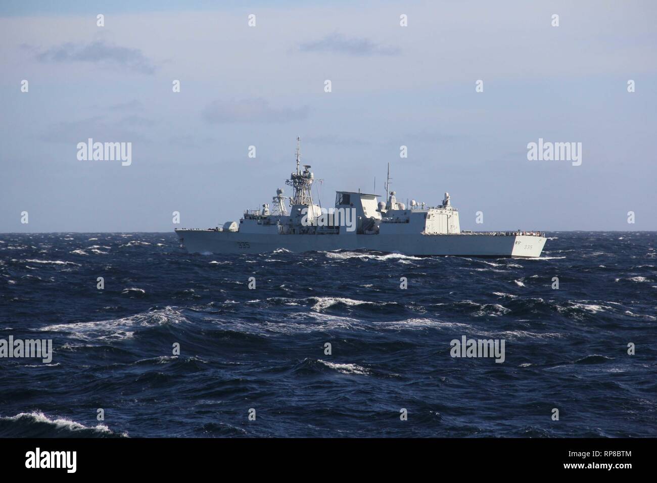 190216-N-FZ375-0023 de l'OCÉAN PACIFIQUE (fév. 16, 2019) La frégate de classe Halifax NCSM Calgary (FFH 335) cuit avec Arleigh-Burke lance-missiles de classe destroyer USS Gridley (DDG 101). La réalisation est en cours Gridley opérations de routine dans le cadre d'un groupe amphibie USS Boxer (ARG) dans l'océan Pacifique. (U.S. Photo par Marine Lt J.G. Jeffrey Martino) Banque D'Images