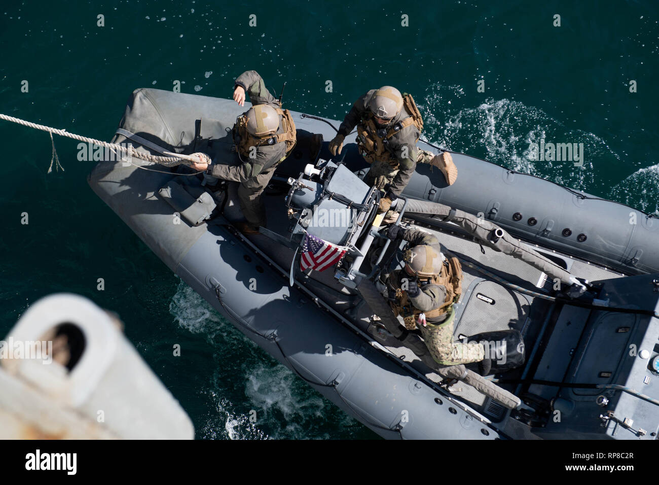 190219-N-HD110-0173 de l'OCÉAN PACIFIQUE (fév. 19, 2019) marins affectés aux embarcations d'Assaut (ACU) 1 Retirer une bosse de mer à partir d'un canot pneumatique à coque rigide tout en se déplaçant de la classe-Harpers Ferry landing ship dock amphibie USS Harpers Ferry (LSD 49) pendant les opérations de bateau. Harpers Ferry est en cours, la réalisation des opérations de routine dans le cadre d'un groupe amphibie USS Boxer (ARG) dans l'océan Pacifique. (U.S. Photo par marine Spécialiste de la communication de masse 3 Classe Danielle A. Baker) Banque D'Images