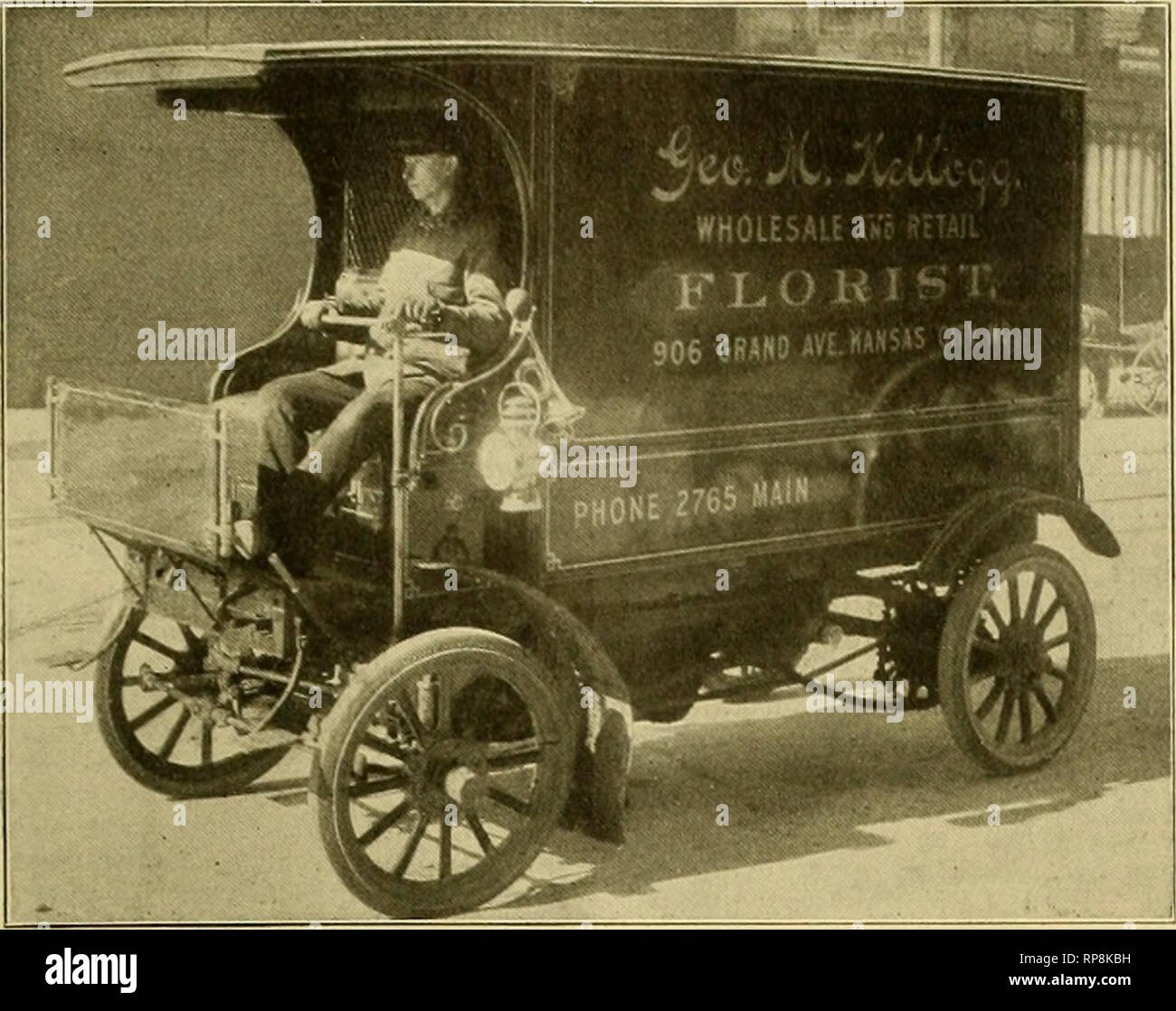 . La fleuriste américain : un journal hebdomadaire pour le commerce. La floriculture ; fleuristes. ipo6. L'American Fleuriste. 157. GEORGE M. KELLOGG'S AUTOMOBILE LIVRAISON. Le commerce de détail des automobiles pour les fleuristes livraison. George M. Kellogg, de Kansas City, a obtenu une automobile aux fins de livraison, et l'illustra- tion d'accompagnement représente la machine dans les mains de Charles Hahn, son chauffeur. M. Hahn détient le record à Kansas City. La distance parcourue en 10 semaines était de 2 100 milles, et remorqué à jamais ! Un chargement, composé de quarante-trois paquets, a été livré en deux ?heures et vingt minu- utes, Banque D'Images