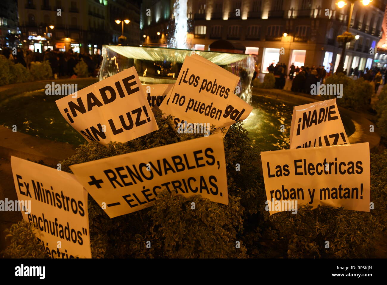 Madrid, Espagne. Feb 20, 2019. Des plaques sont observés au cours d'une protestation contre la pauvreté de l'énergie à Madrid. Credit : Jorge Sanz/Pacific Press/Alamy Live News Banque D'Images