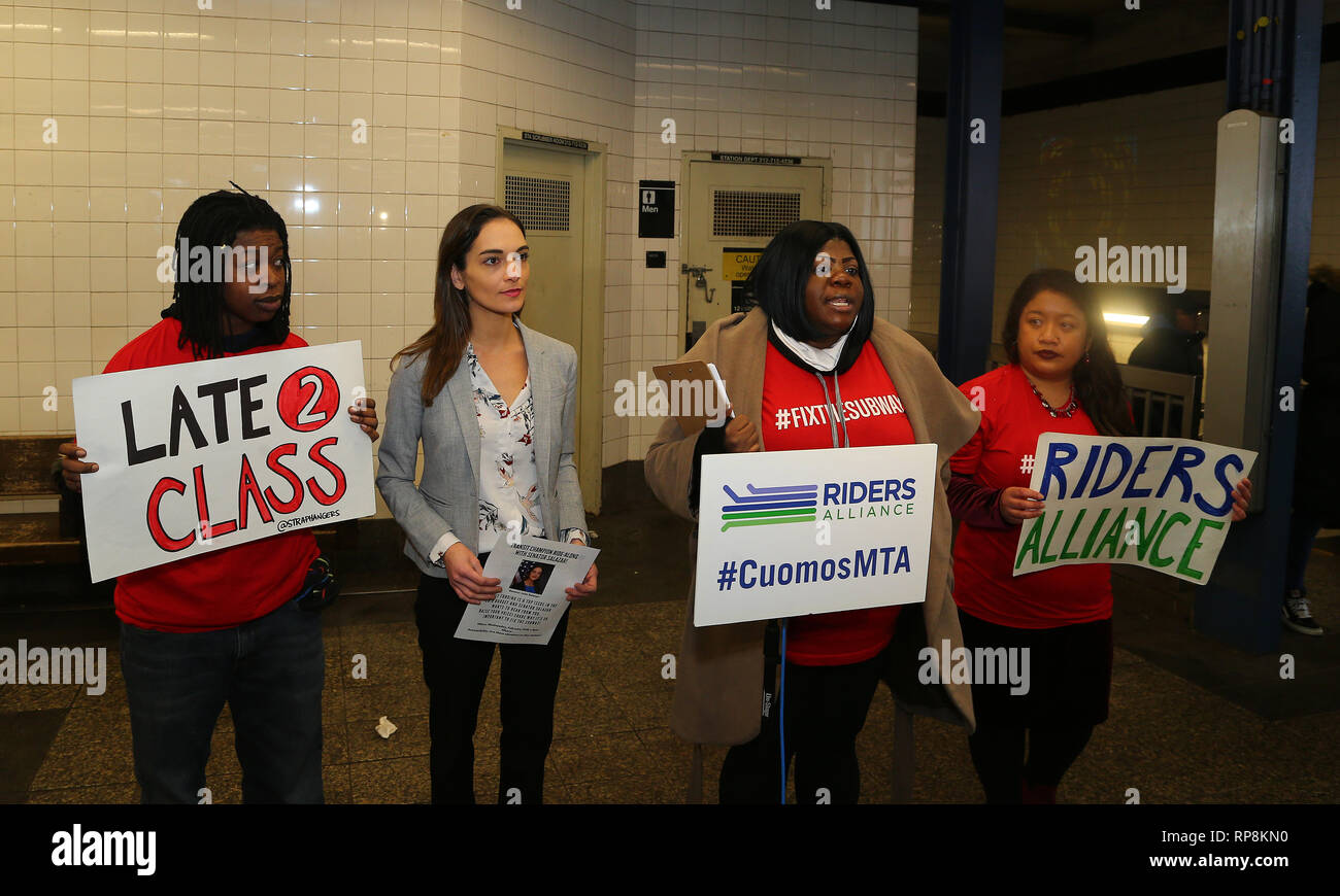 New York, United States. Feb 20, 2019. L'Etat nouvellement élu sénateur Julia Salazar du New York's 18ème arrondissement continue à encourager le transport en commun en rejoignant les membres de l'Alliance des cavaliers dans un MTA balade le long de l'A-C/L Line's Broadway Junction. Après une brève conférence de presse invitant le législateur à procéder à de congestion afin de financer les réparations et mises à niveau massive à l'antique système de métro de New York. Credit : Andy Katz/Pacific Press/Alamy Live News Banque D'Images