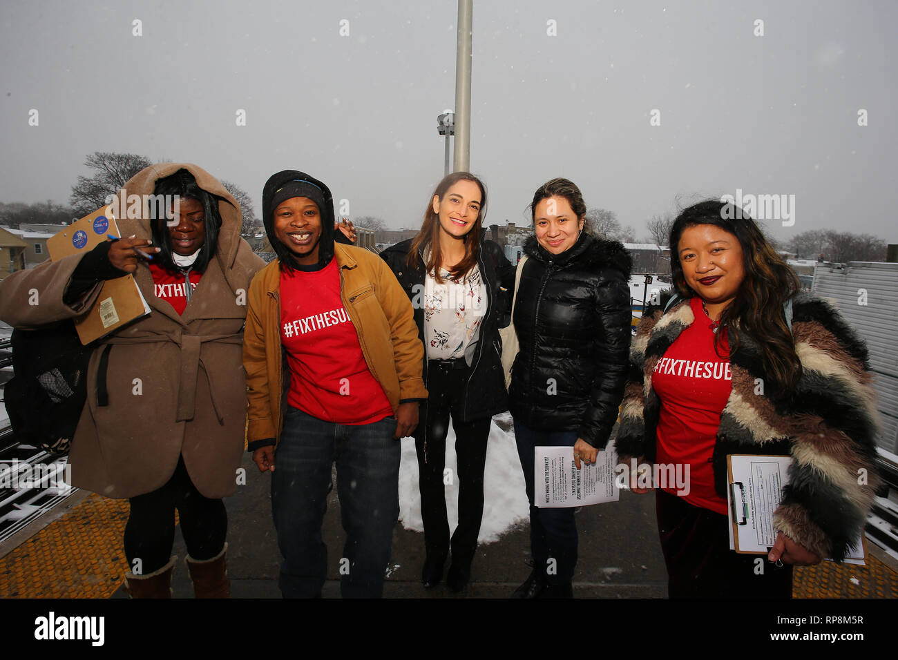 New York, United States. Feb 20, 2019. L'Etat nouvellement élu sénateur Julia Salazar du New York's 18ème arrondissement continue à encourager le transport en commun en rejoignant les membres de l'Alliance des cavaliers dans un MTA balade le long de l'A-C/L Line's Broadway Junction. Après une brève conférence de presse invitant le législateur à procéder à de congestion afin de financer les réparations et mises à niveau massive à l'antique système de métro de New York. Credit : Andy Katz/Pacific Press/Alamy Live News Banque D'Images