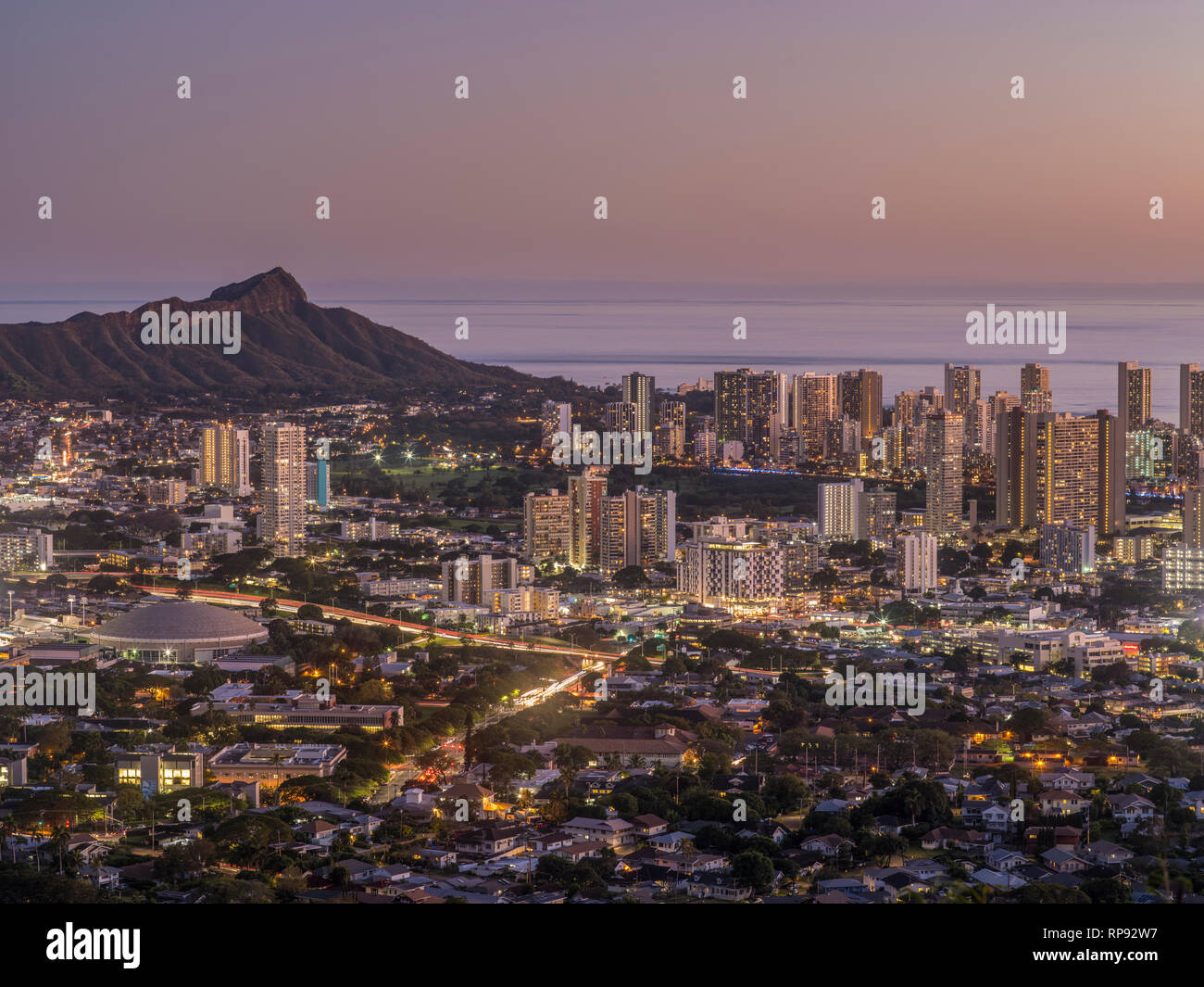Vue de la Tête du Diamant et Waikiki au crépuscule de tantale scenic outlook. Banque D'Images