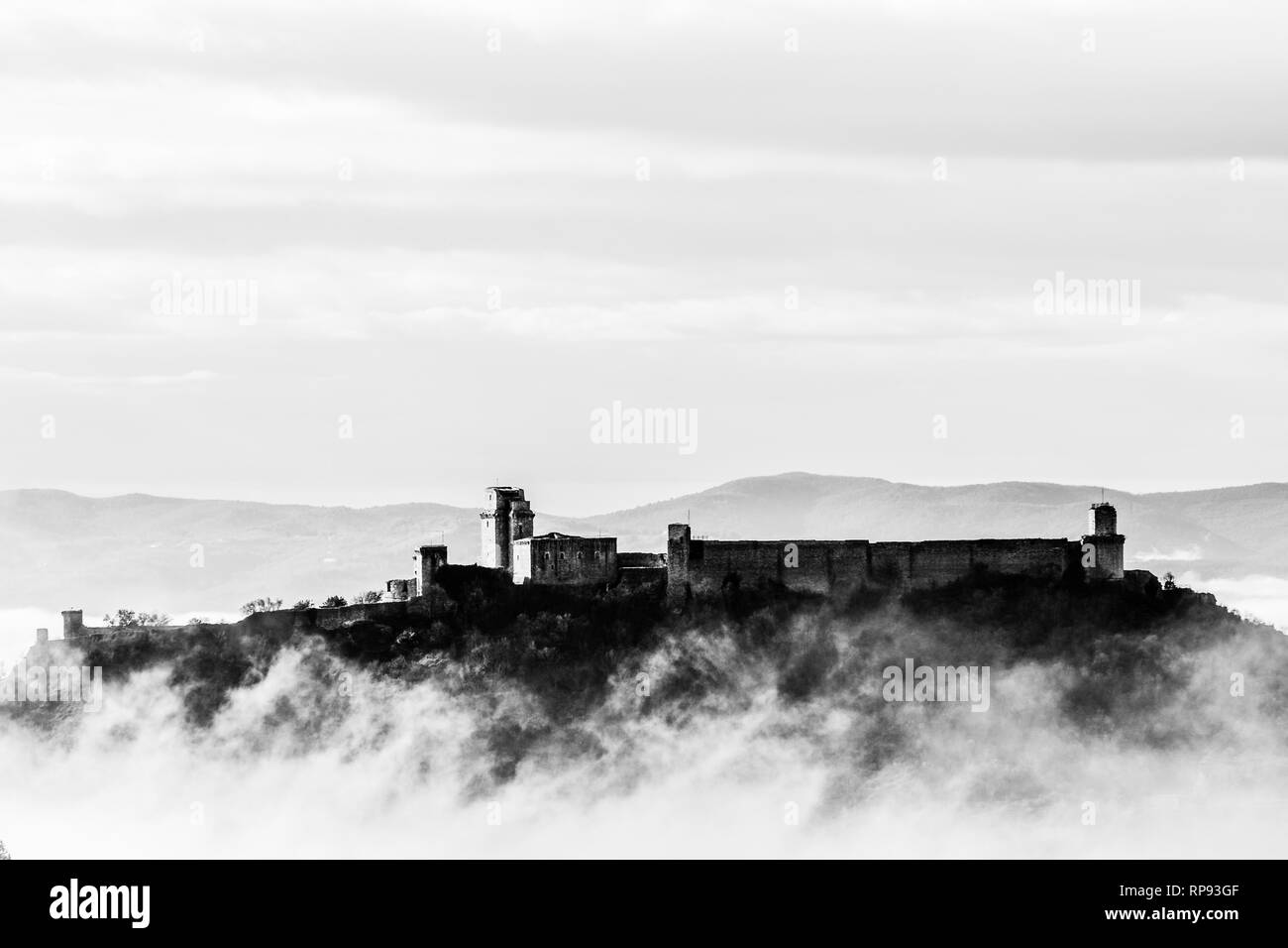 Vue de château Rocca Maggiore à Assise (Ombrie, Italie) au milieu du brouillard Banque D'Images