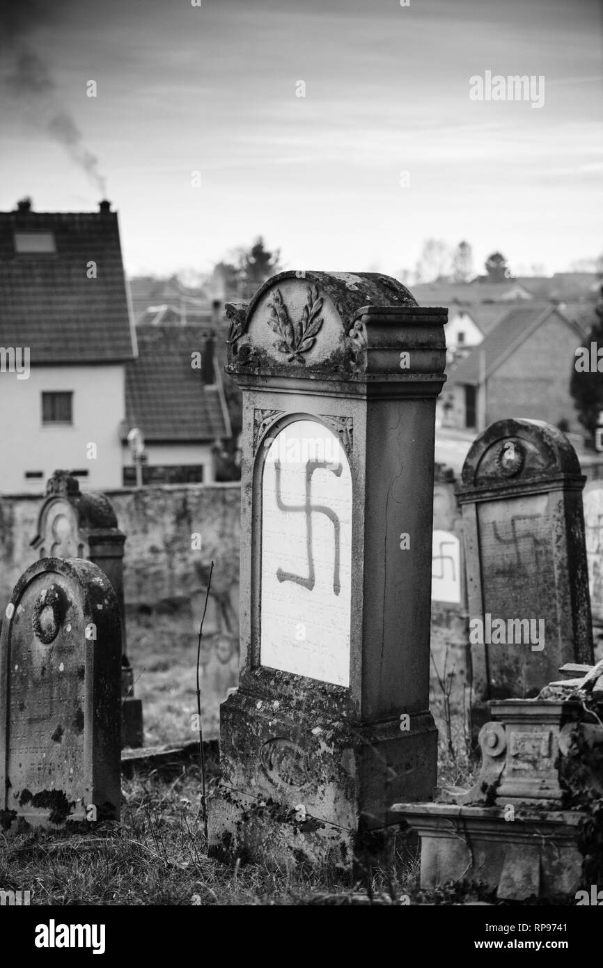 Vandalisé tombes avec des symboles nazis en bleu peint sur les tombes endommagées - cimetière juif à Quatzenheim près de Strasbourg le noir et blanc Banque D'Images