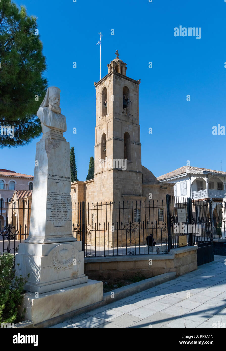 Nicosie, Chypre - novembre 2. En 2018. Le beffroi Cathédrale Saint-Jean le divin et le Monument de l'Archevêque Cyprian Banque D'Images