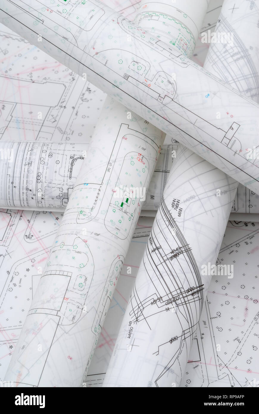 Plans architecturaux laminées allongé sur planche à dessin Banque D'Images