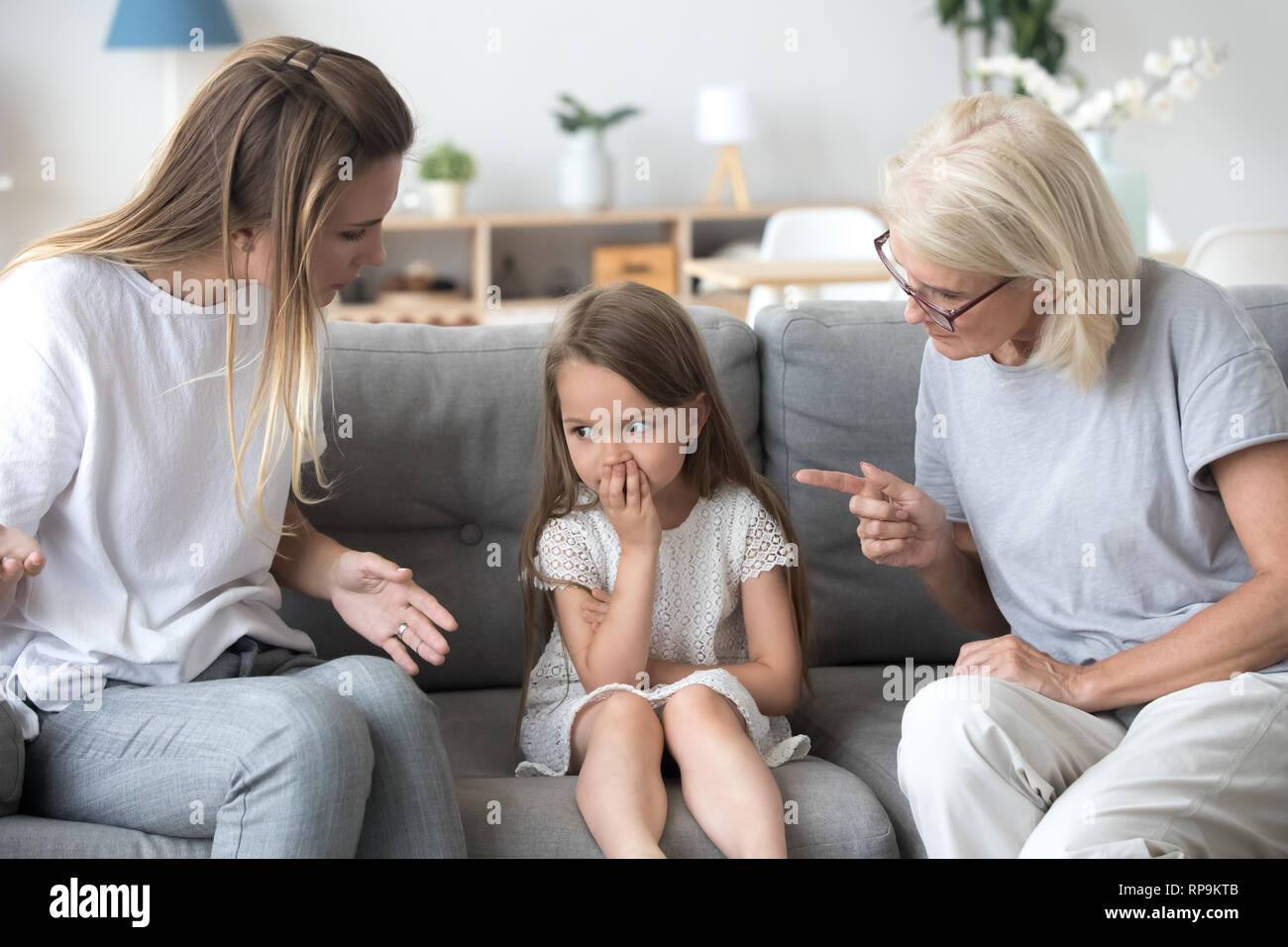 Mère et grand-mère en colère peu gronder upset girl ensemble Banque D'Images