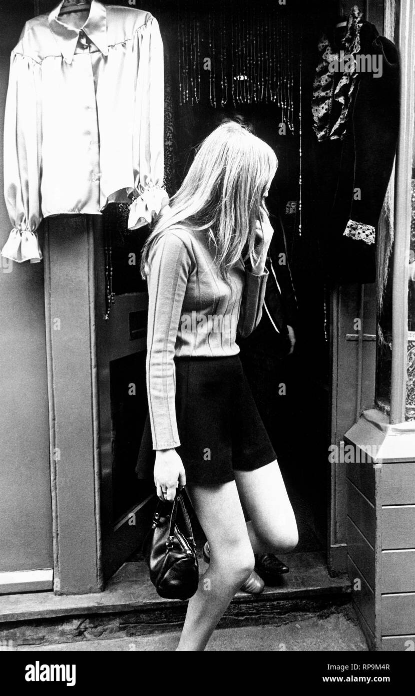 L'Europe, l'Angleterre, Londres, une fille dans les boutiques de Carnaby Street, 1960-1970 Banque D'Images