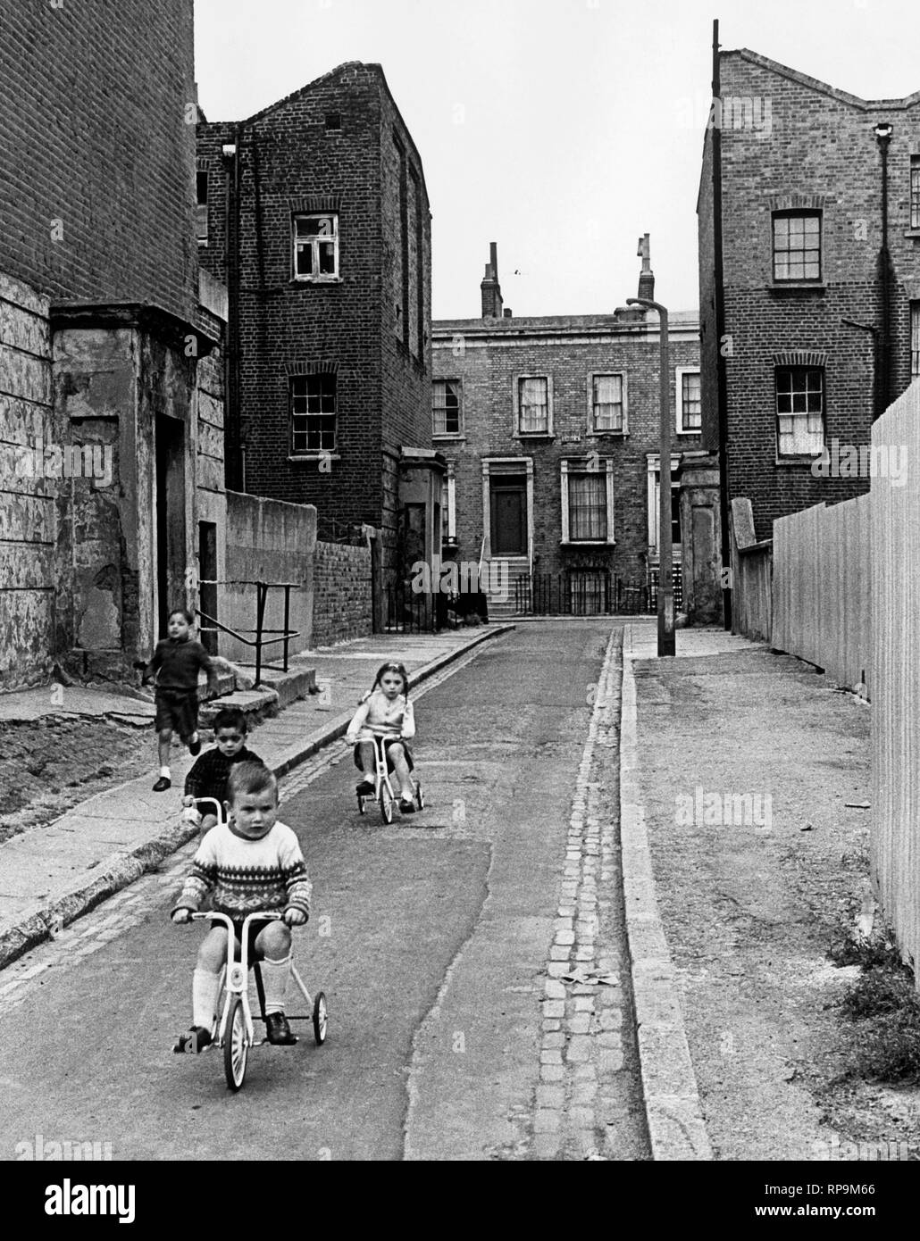 L'Europe, l'Angleterre, Londres, les enfants jouent dans les rues d'Islington, 1970 Banque D'Images