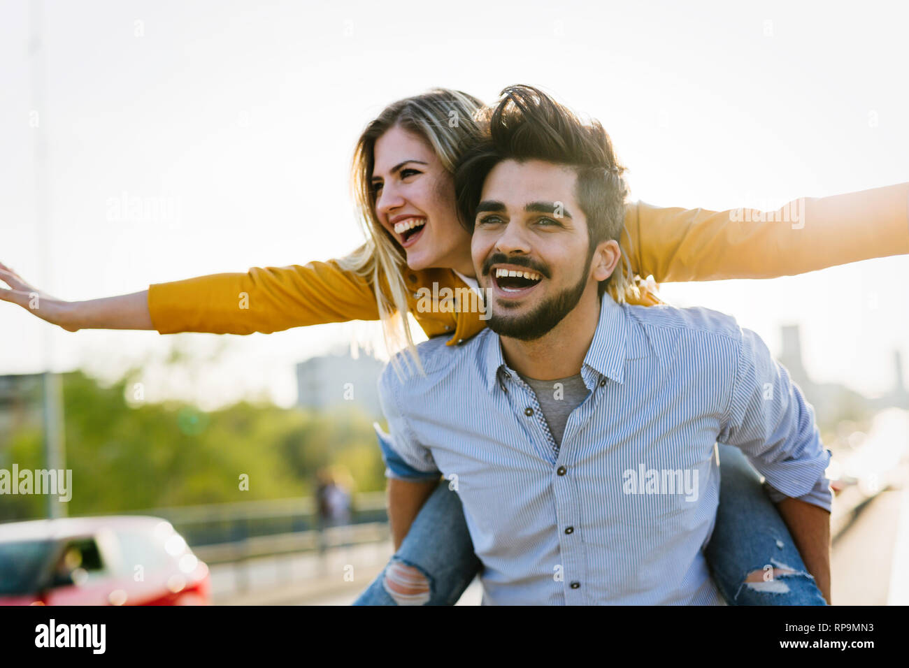 Heureux les touristes voyageant et souriant Banque D'Images