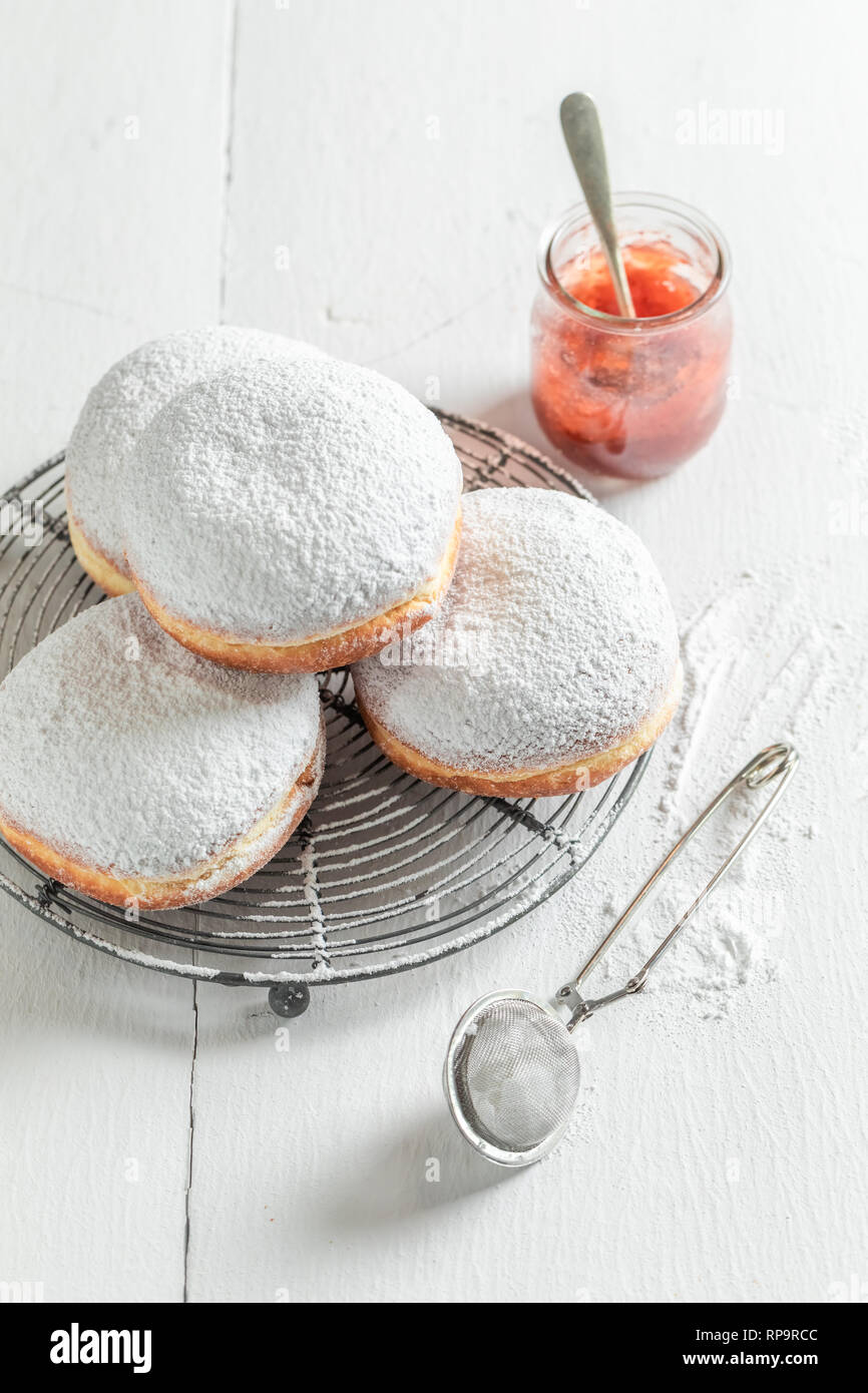 Beignets sucrés et Brown sur la grille de refroidissement Banque D'Images