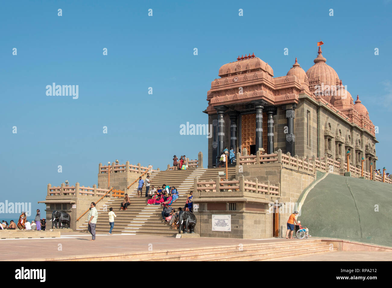 Les touristes et les personnes qui visitent le Vivekananda Memorial Rock dans Kanyakumari lors d'une journée ensoleillée avec ciel bleu. Banque D'Images