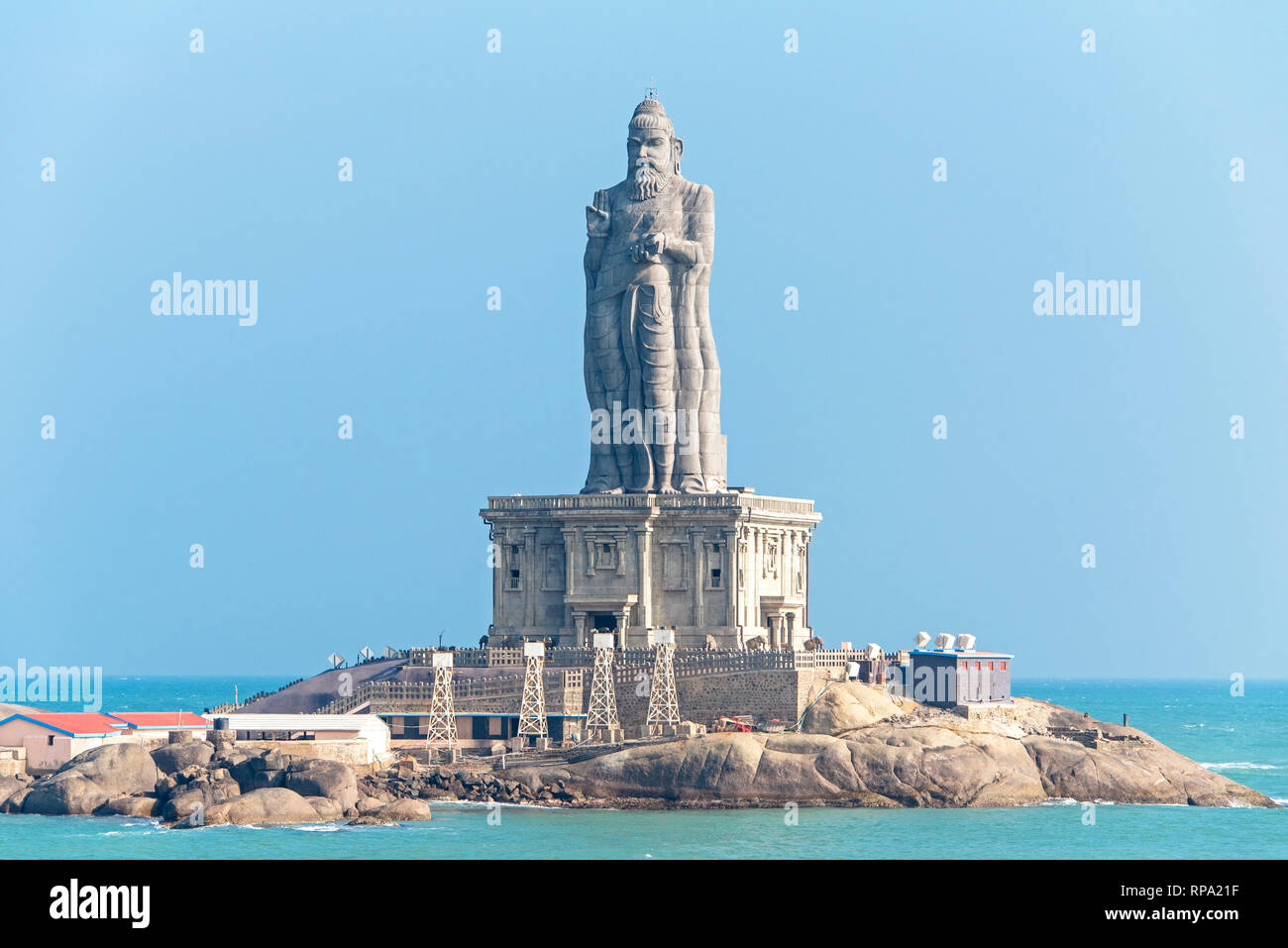 Une vue en perspective du Thiruvalluvar Statue près de Kanyakumari en Inde lors d'une journée ensoleillée avec ciel bleu. Banque D'Images